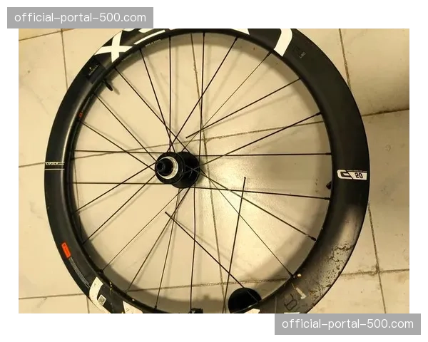 后勤挑战:车队机械师如何在一日赛中实现快速维修与轮组更换 后勤挑战:车队机械师如何在一日赛中实现快速维修与轮组更换