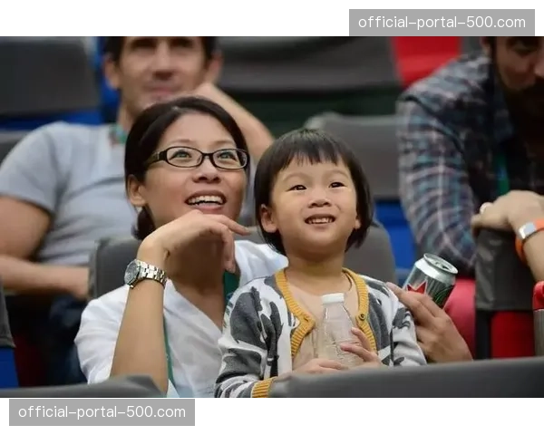 特写：双城队老将卡洛斯·科雷亚在春训赛前，为小球迷逐一签名长达半小时