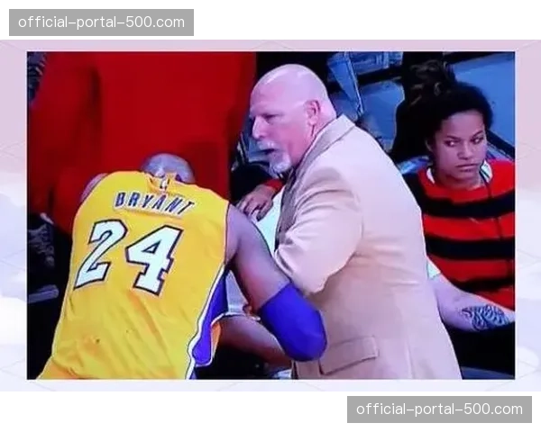 终场哨响,保级队加的斯球员跪地庆祝价值千金的一分 终场哨响,保级队加的斯球员跪地庆祝价值千金的一分