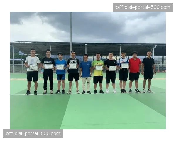 后场准备区,日本教练为队员按摩放松紧绷的肩膀