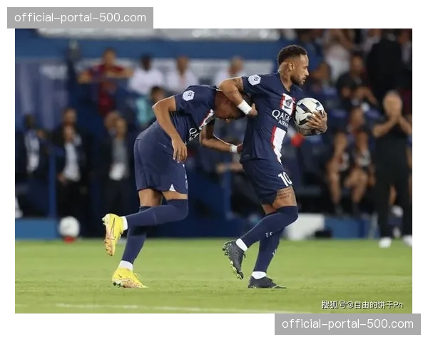 点球争议：主裁判经VAR回看后取消先前判给巴黎圣日耳曼的点球