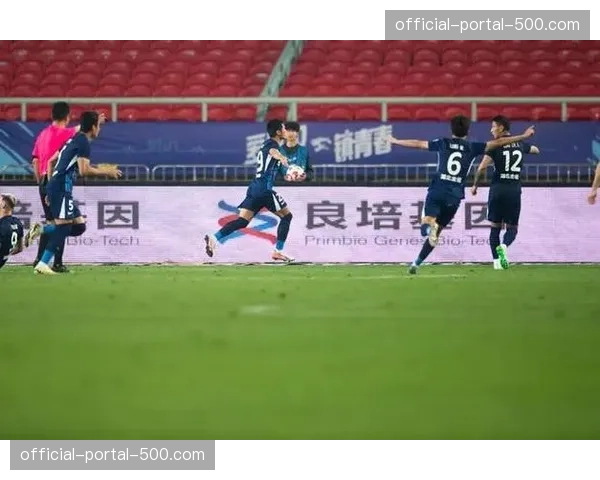 【2026年4月中超联赛·赛中·特写特写：深圳队门将扑出关键点球后振臂高呼，提振全队士气